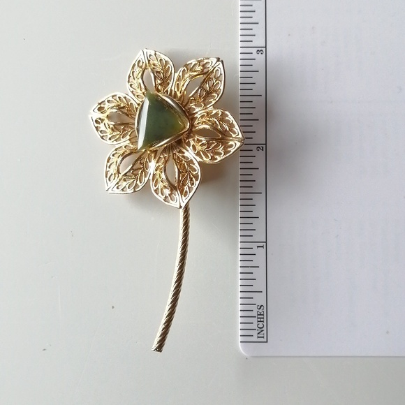 Filigree Dark Green Plastic Flower Goldtone Brooch - Picture 4 of 5